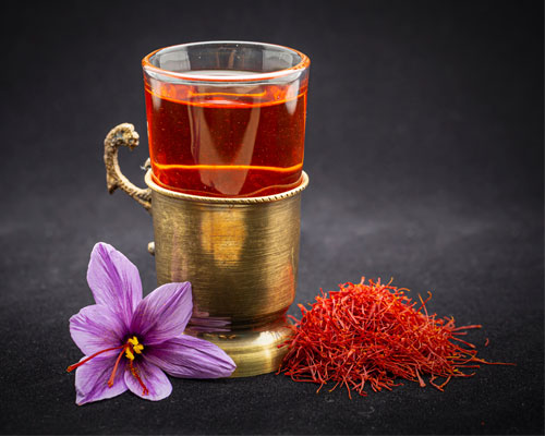 چایی زعفران در لیوان مجلسی